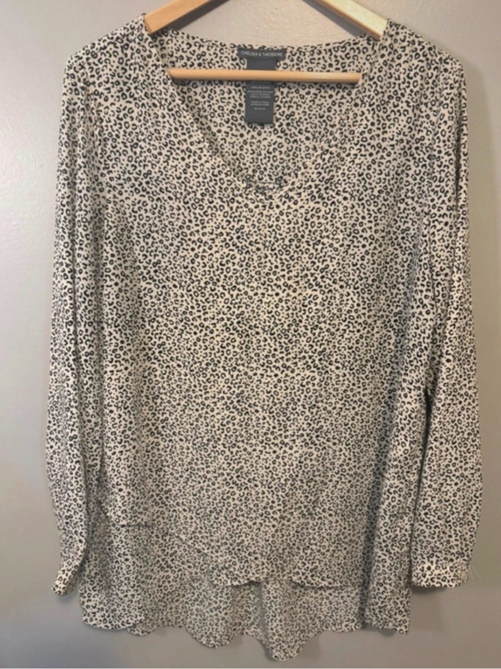 Chelsea & Theodore Cream and Black Leopard-Print V-Neck Blouse Large